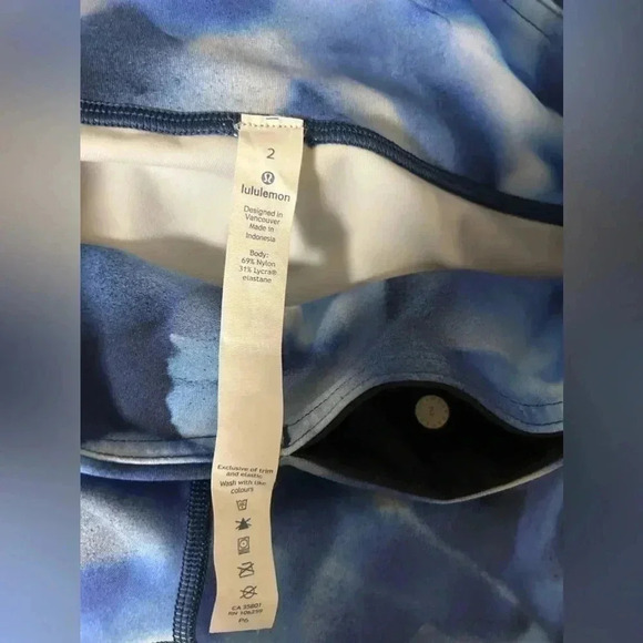 Lululemon 28” Wunder Under LR Tight Lux Blue White Print Size 2 - Picture 4 of 5